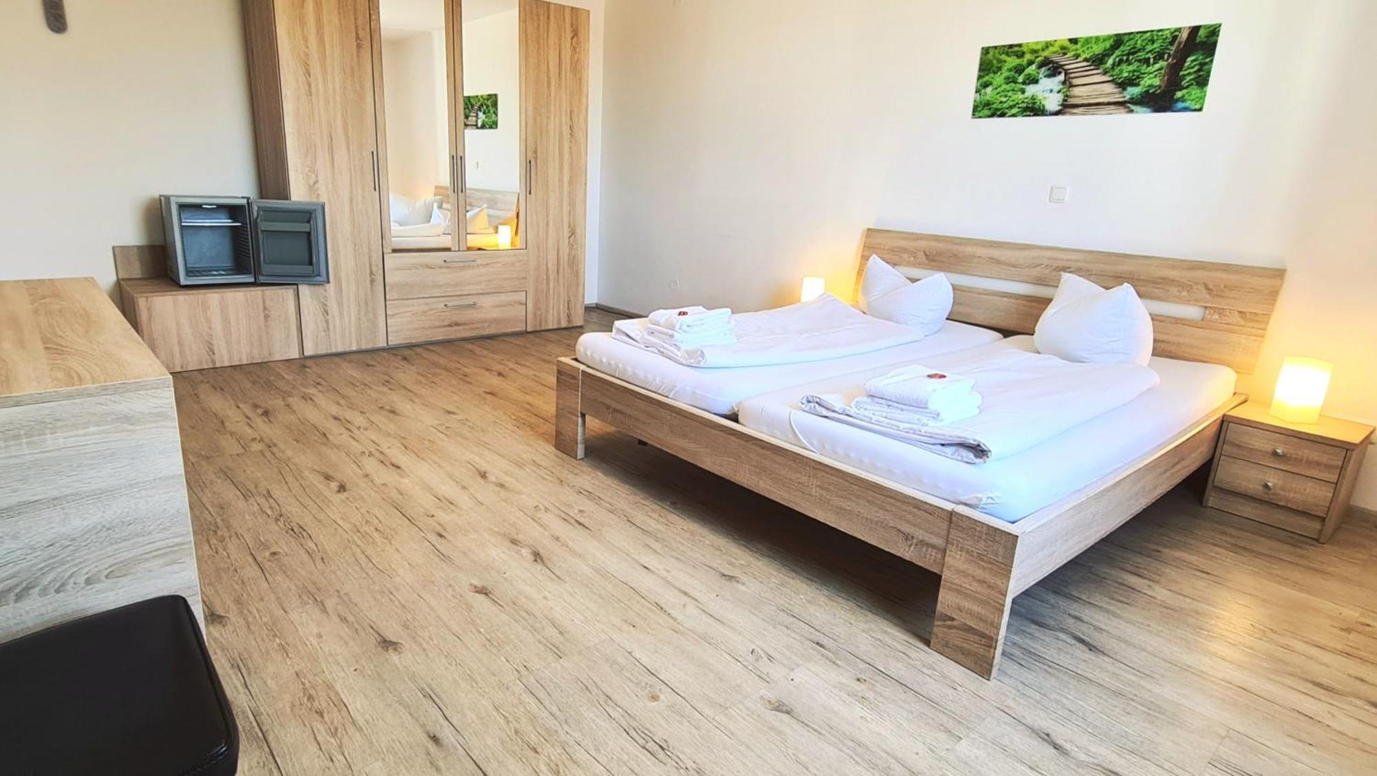 Hotel Krone Königsbrunn Kültér fotó
