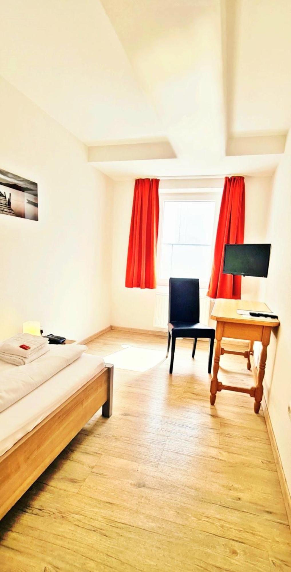 Hotel Krone Königsbrunn Kültér fotó